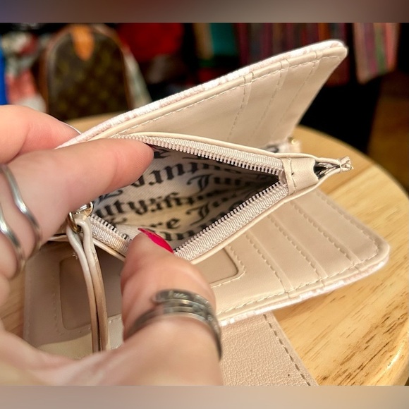 Juicy Couture Modern Chic Sandstone Bifold Card Wallet w/ Heart Keychain​​ - Picture 11 of 12